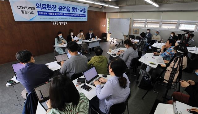 신종 코로나바이러스 감염증(코로나19) 확산으로 인한 의료공백 속 급성 폐렴증세로 숨진 고 정유엽 군의 유가족과 중환자실 간호사가 21일 서울 종로구 참여연대에서 정군의 사망 경위와 의료대응 문제점에 대해 증언하고 있다. 뉴스1