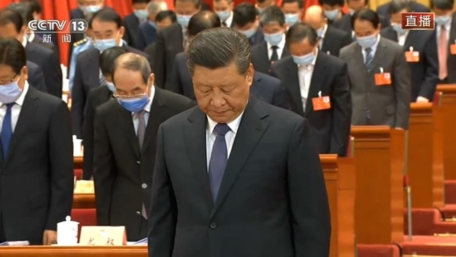 정협 개막식서 묵념하는 시진핑. 중국중앙TV 캡처