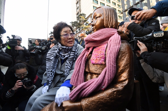일본군 위안부 피해자 이용수 할머니가 1일 서울 종로구 옛 일본대사관 앞에서 엄수된 일본군 위안부 피해자 고 김복동 할머니 영결식에 참석해 소녀상에게 말하고 있다. 2019.2.1  박윤슬 기자 seul@seoul.co.kr