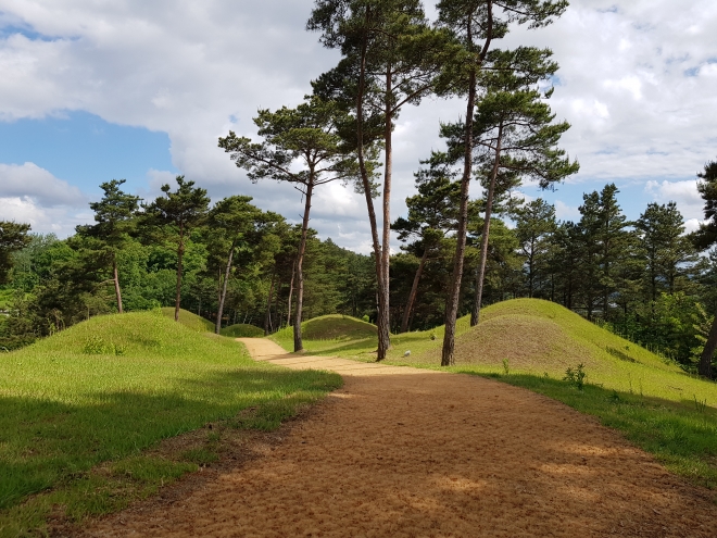 최근 정비를 끝낸 고령군 대가야읍 지산동 고분군 관람로 전경. 고령군 제공