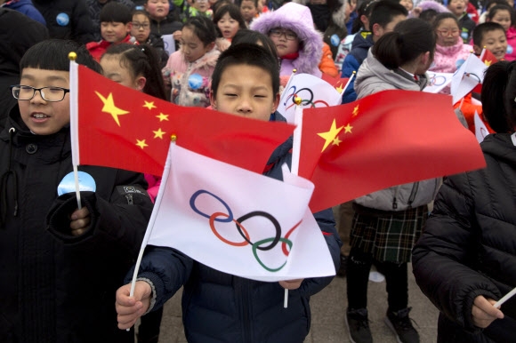 오륜기와 오성기를 흔드는 중국 어린이-AP 연합뉴스