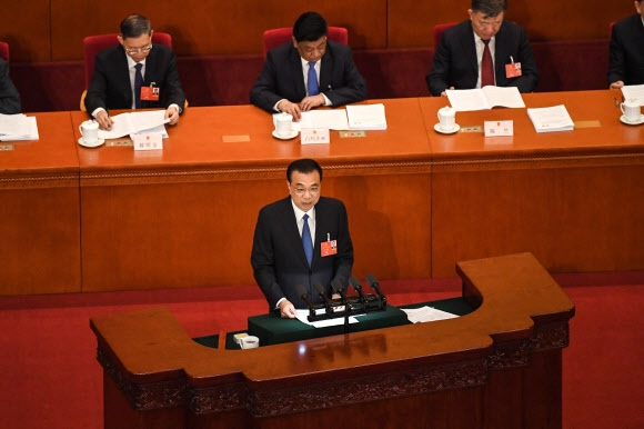 리커창 중국 국무원 총리가 22일 오전 베이징 인민대회당에서 개막된 제13기 전국인민대표대회(전인대) 3차 회의에서 정부업무보고를 하고 있다. 베이징 AFP 연합뉴스