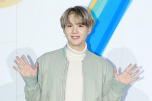 BTS 슈가 믹스테이프, 세계 80개 지역 아이튠즈 1위