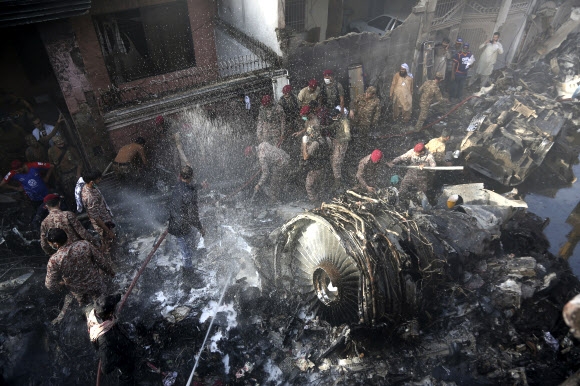 22일(현지시간) 파키스탄국제항공 라호르발 카라치행 A320 여객기(PK8303편)가 파키스탄 신드주 카라치 진나공항 인근 주택가에 추락했다. 탑승자 99명 가운데 97명이 숨지고, 2명이 생존했다고 현지 보건 당국은 발표했다. AP 연합뉴스