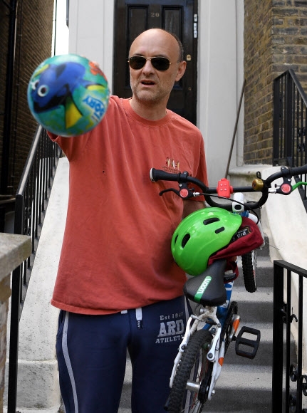 자가격리 기간 400㎞나 부모 집을 찾아가 지내 위반 논란을 부른 보리스 존슨 영국 총리의 수석 보좌관 도미닉 커밍스가 23일(현지시간) 런던의 자택 앞에서 사이클을 타러 가기 위해 헬멧 등을 챙기며 어딘가를 손짓으로 가리키고 있다. 런던 AFP 연합뉴스 