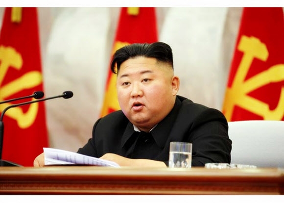 북한은 김정은 국무위원장이 주재한 가운데 당 중앙군사위원회 제7기 제4차 확대회의를 열었다고 북한매체들이 24일 보도했다. 사진은 회의를 주재하며 발언하고 있는 김정은 국무위원장. 2020.5.24 노동신문 홈페이지 캡처
