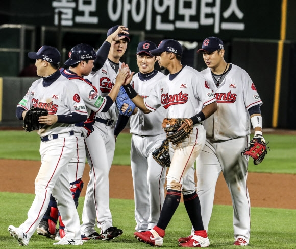 지난 22일 부산 사직구장에서 열린 프로야구 키움과 롯데의 경기에서 롯데 선수들이 승리 후 기뻐하고 있다. 부산 연합뉴스