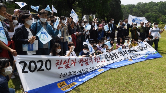 24일 서울 국립현충원 장군 제2묘역에서 운암김성숙선생기념사업회 주최, ‘친일과 항일의 현장 현충원 역사 바로세우기’라는 주제로 열린 현충원 탐방 행사에 참가한 시민들이 기념촬영을 하고 있다. 2020.5.24 오장환 기자 5zzang@seoul.co.kr