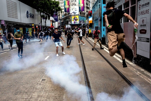 물대포·최루탄·장갑차까지… ‘홍콩보안법’ 반대 시위 격화  