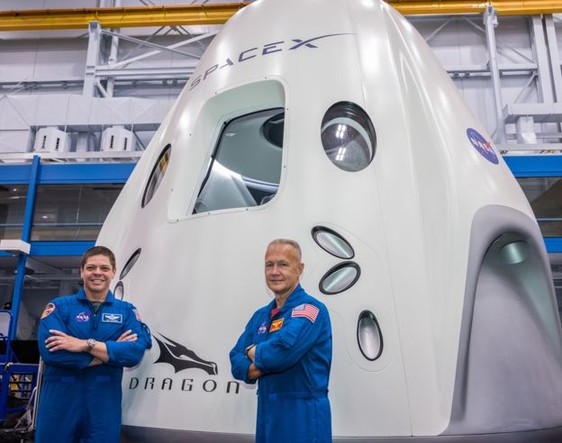스페이스X의 유인 캡슐 ‘크루 드래건’ 앞에서 포즈를 취하는 봅 벤켄(왼쪽)과 더글러스 헐리. NASA 제공 