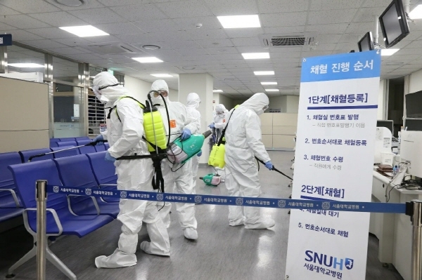 세스코 살균서비스 전문가들이 서울대학교병원을 대상으로 코로나19 전문살균서비스를 진행하고 있다. 서울대학교병원 제공