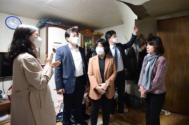 아동주거 현장방문을 진행하고 있는 민생실천위원회. 왼쪽부터 윤정선 금천주거복지센터 실장, 김재형부위원장, 봉양순위원장, 추승우의원, 김경우의원