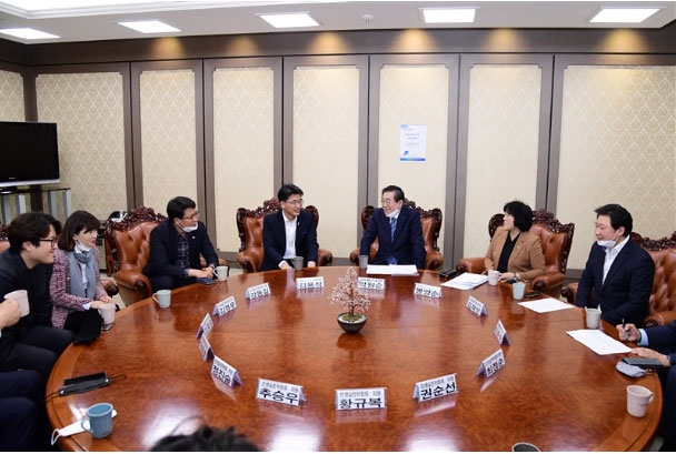 아동 주거빈곤 관련 박원순 시장과의 정책간담회. 왼쪽부터 김호평 부위원장, 김경우 의원, 강동길 의원, 김용석 대표의원, 박원순 서울시장, 봉양순 위원장, 김재형 부위원장