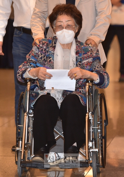 일본군 위안부 피해자인 여성인권운동가 이용수(92) 할머니가 25일 오후 휠체어를 탄 채 대구 수성구 만촌동 인터불고호텔에 마련된 기자회견장으로 들어오고 있다. 2020. 5. 25. 정연호 기자 tpgod@seoul.co.kr