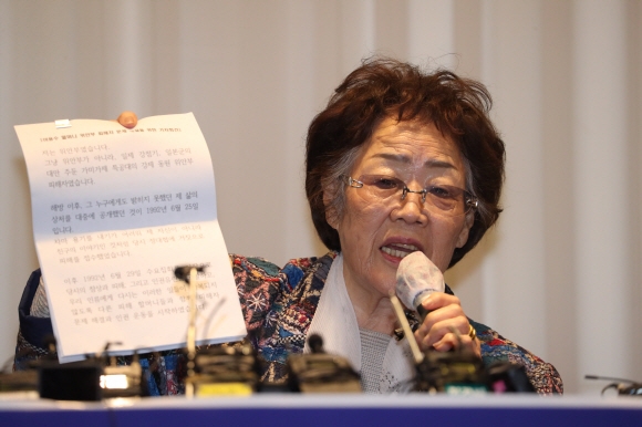 일본군 위안부 피해자 이용수 할머니가 25일 오후 대구 수성구 인터불고호텔에서 기자회견을 시작하기에 앞서 입장문을 들어 보이고 있다. 대구 정연호 기자 tpgod@seoul.co.kr