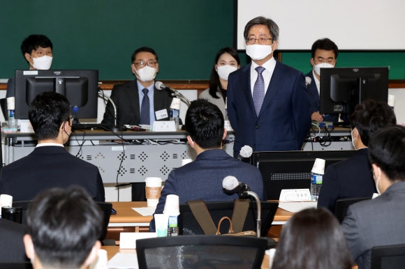 김명수 대법원장 “국민에 중심 둔 좋은 재판 실현해 달라”
