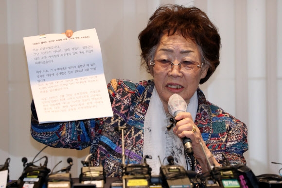 일본군 위안부 피해자 이용수(92) 할머니가 25일 대구 수성구 만촌동 인터불고 호텔에서 열린 기자회견에서 회견문을 들어보이고 있다. 연합뉴스