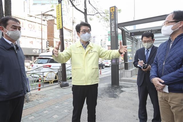 정원오(왼쪽 두 번째) 서울 성동구청장이 지난 22일 금호동 금호로 확장공사 현장을 찾아 진행 상황을 점검하고 있다. 성동구 제공