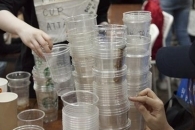 지난해 홍대에서 열린 ‘플라스틱 컵 어택´ 행사에서 시민들이 길에서 모은 일회용컵 개수를 세고 있다. 서울신문 DB