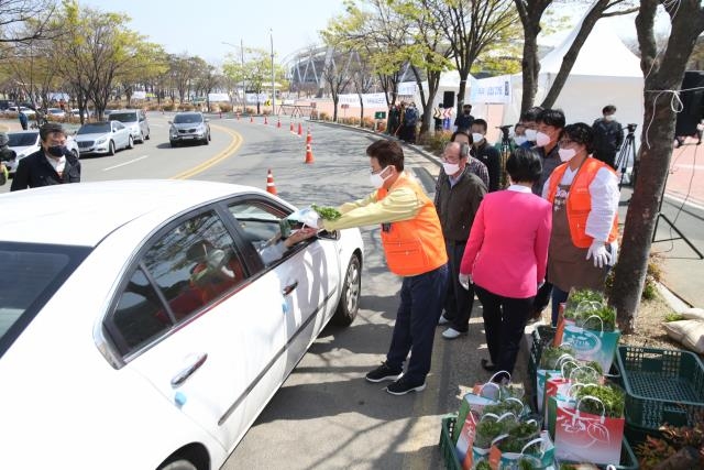 이철우 경북도지사가 지난달 대구스타디움에서 청도 미나리를 드라이브스루 방식으로 판매하고 있다. 경북도 제공