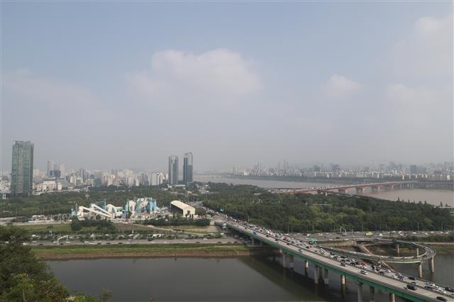 성동구 응봉산에서 바라본 서울숲과 삼표레미콘 공장 전경. 성동구 제공