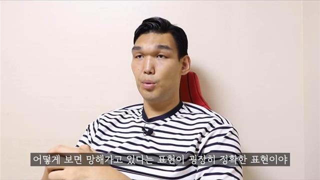 지난해 농구선수에서 은퇴하고 유튜버로 변신한 하승진이 자신의 유튜브 채널에서 ‘한국농구가 망해 가는 이유’에 대해 이야기하고 있다.  유튜브 채널 캡처