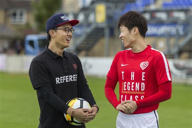 2018년 박지성(오른쪽)이 ‘슛포러브’ 운영자인 김동준(활동명 씨잼철)씨와 함께 일반인들을 위한 축구 비법을 알려주는 영상을 찍는 모습.  슛포러브 제공