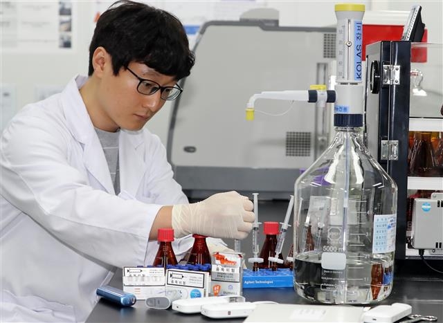 식품의약품안전처 연구원이 충북 청주시 식약처에서 궐련형 전자담배의 배출물 포집 및 추출 과정을 시연하고 있다.  뉴스1