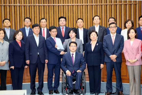 합당 결의문 발표하는 한국당