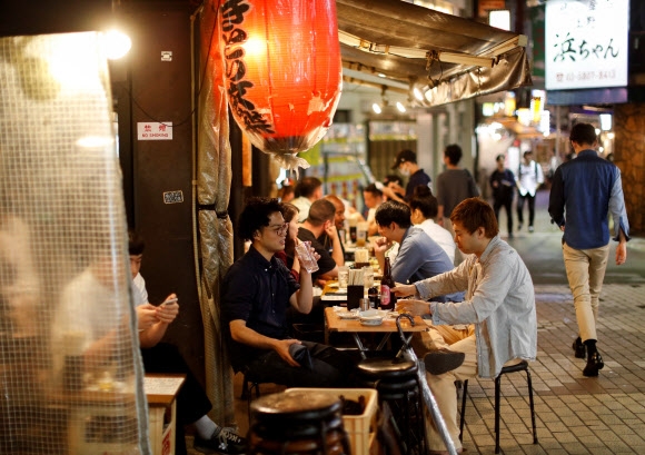 긴급사태 해제로 활기 되찾은 도쿄 술집들