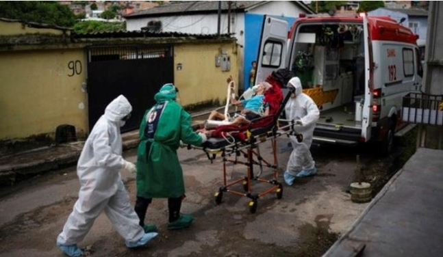 코로나19 환자 운반하는 브라질의 구급차세계보건기구(WHO) 산하 범미보건기구(PAHO)는 8월 초까지 브라질의 코로나19 사망자가 8만8천여명 수준으로 늘어날 것으로 예상했다. 사진=브라질 뉴스포털 G1