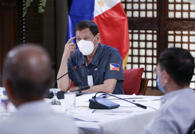두테르테 필리핀 대통령이 마스크를 착용한 채 마닐라 대통령궁에서 각료 회의를 열고 있다.  마닐라=AP연합뉴스