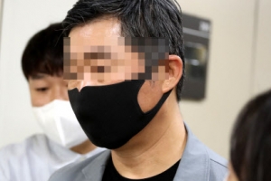 [포토] ‘의상매치 블랙마스크’ 조국 전 장관 동생, 법원으로