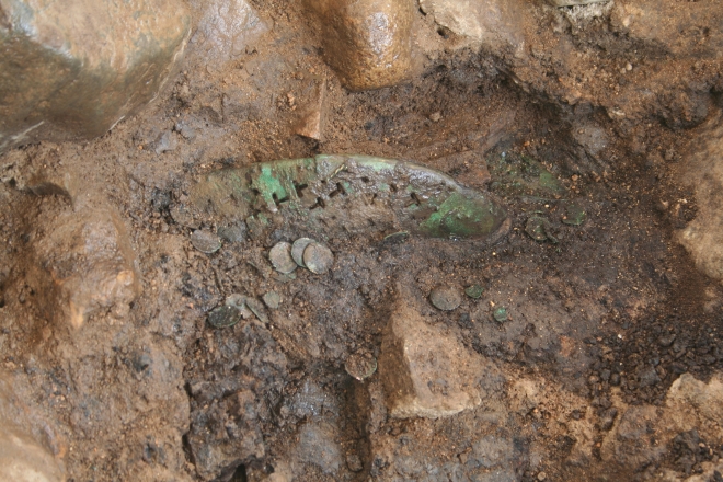 황남동 120-2호분에서 발견된 금동신발. 표면은 녹슬었지만 T자 모양 무늬는 선명하다. 문화재청 제공