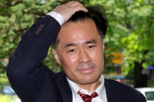 [포토] ‘희미한 미소’ 김웅 프리랜서 기자, 공판 출석