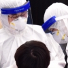 [서울포토]검체 채취하는 의료진