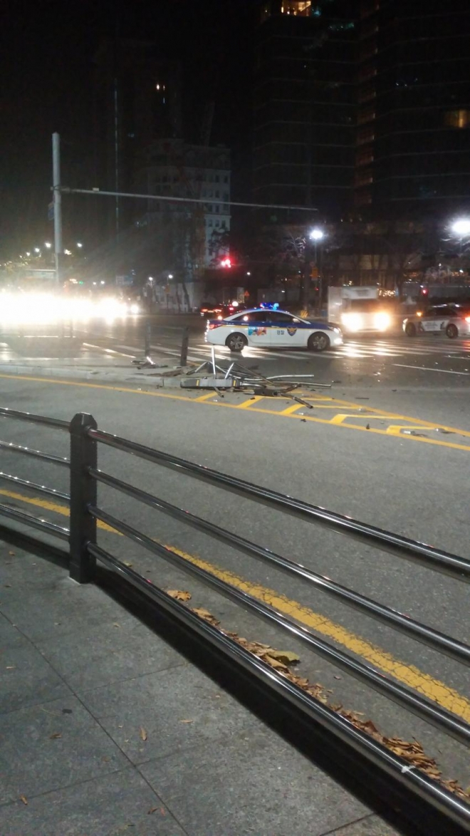 2016년 12월 2일 오전 2시 48분쯤 강정호가 BMW 차량을 몰고 숙소에 가기 위해 봉은사역 방면에서 삼성역 방면으로 편도 7차로 중 7차로를 따라 우회전을 하던 중 서울 삼성역 사거리에서 음주운전 사고를 일으켰다. 사고로 산산조각난 가드레일이 교통섬 인근에 널부러져 있고, 서울 강남경찰서 순찰차가 현장에 출동해 있다.  이 사진은 한 시민이 사고 직후인 오전 3시쯤 사진을 찍어 인터넷 커뮤니티에 올린 사진으로 아직도 올라와 있다.  인터넷 커뮤니티 디시인사이드 캡처