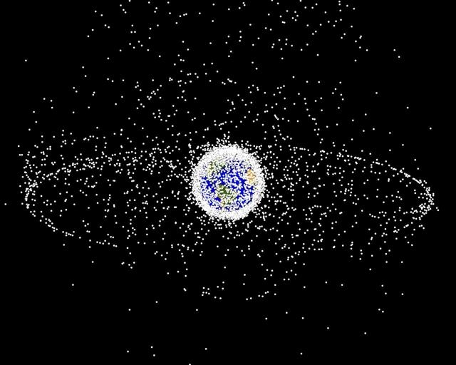 우주쓰레기는 사용기한이 지나거나 작동하지 않는 인공위성, 로켓 본체, 로켓에서 분리된 페어링과 부스터, 우주선 파편, 우주비행사가 작업 중에 떨어뜨린 공구나 너트, 볼트 등 부품이 지구 궤도를 돌고 있는 것을 말한다. 미국 항공우주국(NASA) 제공