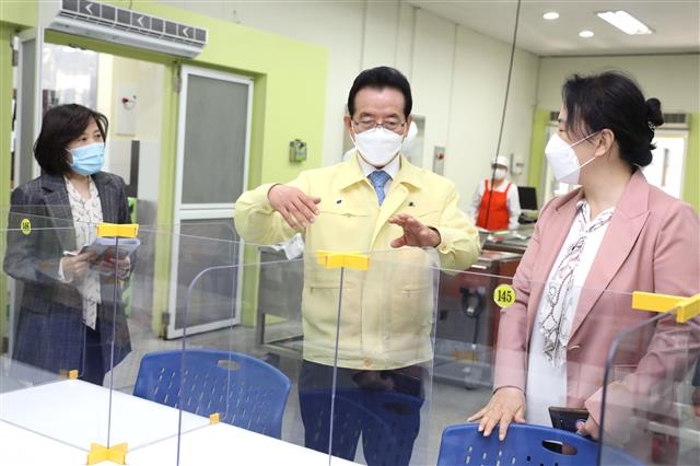 정순균(가운데) 강남구청장이 지난 20일 도곡동의 숙명여고를 찾아 급식실을 둘러보며 코로나19 방역 상황을 살피고 있다. 강남구 제공