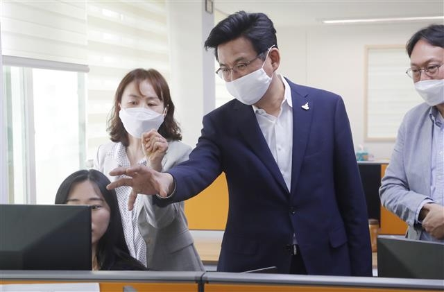 박성수(오른쪽 두 번째) 송파구청장이 지난 21일 지역 사회적경제기업인 테스크웍스를 찾아 회사 관계자들과 사회적경제 활성화 방안에 대해 얘기하고 있다. 송파구 제공