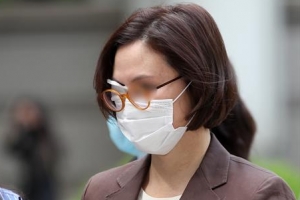 차명계좌 내준 미용사 “정경심, 조국 민정수석 아내라 주식 못한다 해”