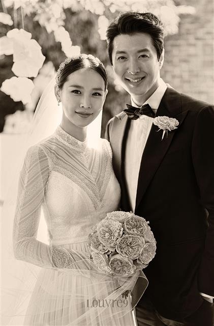 2017년 결혼식을 올린 조윤희(왼쪽)과 이동건이 3년 만에 이혼했다. 서울신문 DB