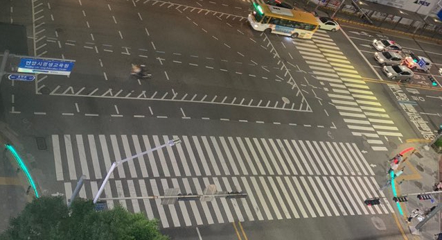 ‘스몸비족’ 교통사고 예방을 위해 안양 범계사거리 횡단보도에 설치한 발광다이오드(LED) 바닥신호등. 안양시 제공