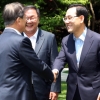 [서울포토] 인사 나누는 문 대통령과 주호영 원내대표
