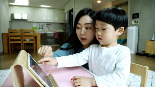 유플러스tv 아이들나라 콘텐츠를 통해 아이연령에 맞는 올바른 영상을 보여주고 있는 사례자