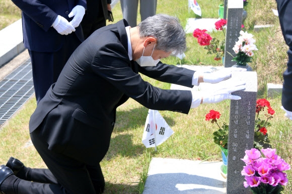 29일 오전 광주 북구 국립 5·18민주묘지에서 노태우 전 대통령의 장남 재헌 씨가 묘소를 참배하고 있다. 2020.5.29  국립 5·18민주묘지 제공