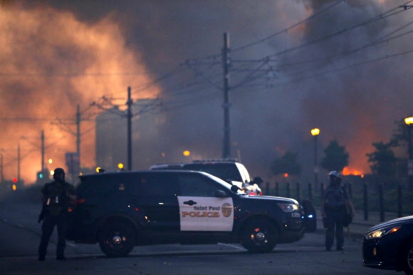 28일(현지시간) 트윈시티 중 하나인 세인트폴에서 경찰이 진입을 금지시키고 있다. AP통신