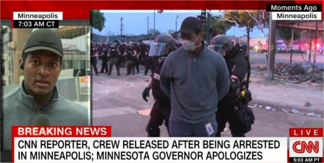 미국 미네소타주 미니애폴리스에서 항의 시위를 생중계하다 경찰에 체포된 뒤 몇 시간 만에 풀려난 오마르 히메네즈 CNN 기자가 긴급 속보에 다시 등장(왼쪽), 체포됐을 때의 순간을 전하고 있다. CNN 뉴스 영상 캡처 