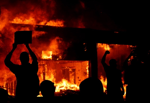 ‘흑인 사망’ 항의 시위 중 방화 일어난 미니애폴리스
