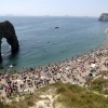 ‘벼랑 위에서 점프’ 셋 부상보다 더 놀라운 英 해변의 인파